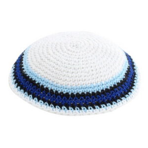   כיפה סרוגה 16 ס"מ לבן מסביב עיטור כחול כחול כהה