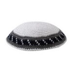 * כיפה סרוגה 16 ס"מ לבן מסביב עיטור שחור אפור כהה