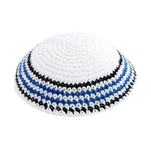  כיפה סרוגה 16 ס"מ לבן מסביב עיטור כחול כהה