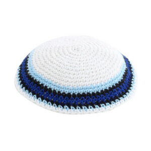   כיפה סרוגה 17 ס"מ לבן מסביב עיטור כחול כהה תכלת