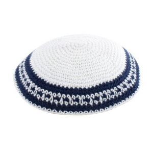   כיפה סרוגה 17 ס"מ לבן מסביב עיטור כחול כהה ל