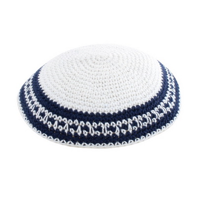 כיפה סרוגה 17 ס"מ לבן מסביב עיטור כחול כהה ל