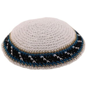 * כיפה סרוגה 18 ס"מ לבן מסביב עיטור אפור כהה כחול ירוק זית