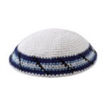 * כיפה סרוגה 18 ס"מ לבן מסביב עיטור כחול כהה כחול בהיר שחור