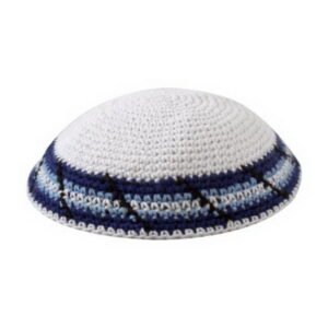 * כיפה סרוגה 18 ס"מ לבן מסביב עיטור כחול כהה כחול בהיר שחור