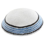 * כיפה סרוגה 20 ס"מ לבן מסביב עיטור כחול כהה ושחו