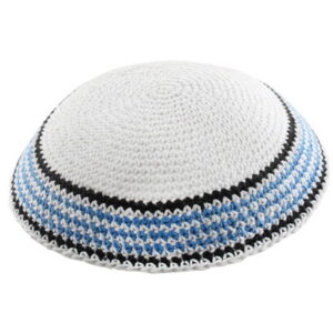 * כיפה סרוגה 20 ס"מ לבן מסביב עיטור כחול כהה ושחו