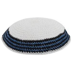 * כיפה סרוגה 20 ס"מ לבן מסביב עיטור כחול כהה  שחור