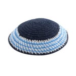 * כיפה סרוגה 17 ס"מ כחול עיטור כחול לבן