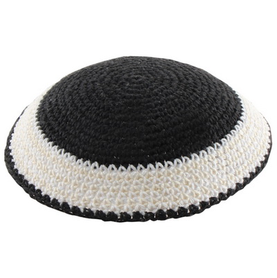 כיפה סרוגה 15 ס"מ שחור עיטור לבן