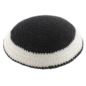  כיפה סרוגה 16 ס"מ שחור עיטור לבן