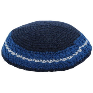 * כיפה סרוגה 15 ס"מ כחול עיטור כחול כהה לבן