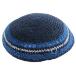 * כיפה סרוגה 18 ס"מ כחול עיטור כחול לבן
