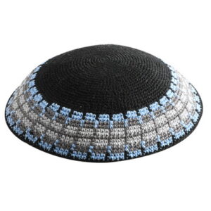  כיפה  18 ס"מ רקע שחור עיטור סגלגל תכלת לבן