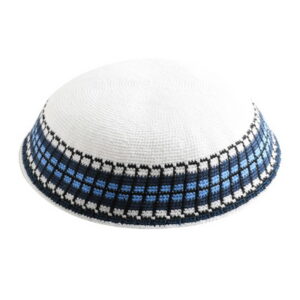   כיפה  22 ס"מ רקע לבן עיטור בגוונים כחול תכלת ושחור