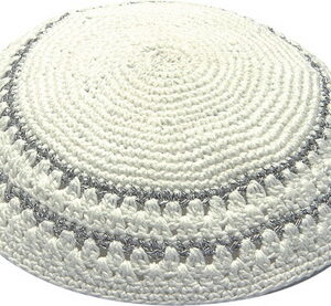 כיפה סרוגה 15 ס"מ מחורר לבן פסי כסף