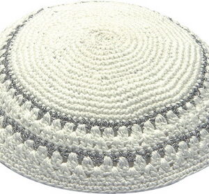 * כיפה סרוגה 17 ס"מ מחורר לבן פסי כסף