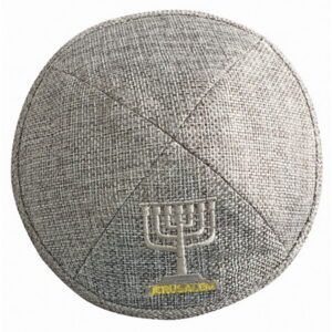 כיפה פשתן 17 ס"מ אפור כהה עם ריקמה מנורה