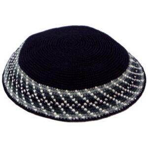 כיפה ד.מ.צ. 13.5 ס"מ כחול קישוט אלכסון אפור 