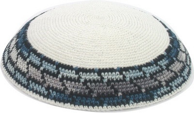 כיפה . 14 ס"מ רקע לבן עיטורים צבעוני