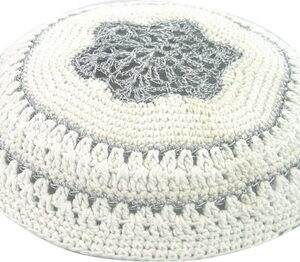 * כיפה סרוגה 17 ס"מ מחורר לבן מגן דויד בכסף