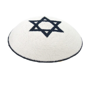  כיפה סרוגה לבנה רקמה מגן דוד בכחול כהה 17 ס"מ