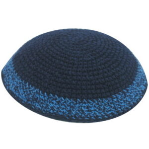  כיפה סרוגה כחול מסביב תכלת 17 ס"מ