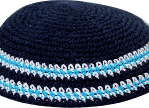  כיפה סרוגה לבן מסביב תכלת שחור18 ס"מ