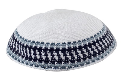 כיפה . 18 ס"מ רקע לבן עיטורים שחור אפ