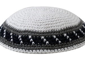 כיפה סרוגה 15 ס"מ לבן מסביב כחול ואפור