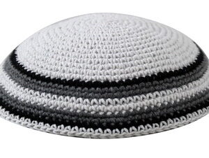 כיפה סרוגה 15 ס"מ לבן מסביב שחור ואפור