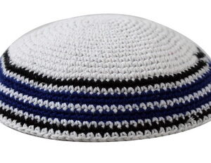  כיפה סרוגה 15 ס"מ לבן מסביב שחור כחול