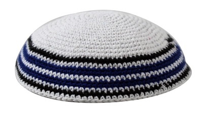  כיפה סרוגה 15 ס"מ לבן מסביב שחור כחול