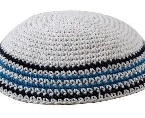   כיפה סרוגה 18 ס"מ לבן מסביב פסים שחור ותכלת