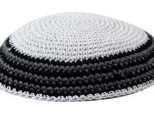 * * כיפה סרוגה 18 ס"מ לבן מסביב שחור ואפור כהה