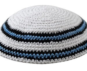 כיפה סרוגה 16 ס"מ לבן מסביב שני פסים שחור ותכלת