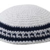 * כיפה סרוגה 17 ס"מ לבן מסביב פס כחול כהה ולבן