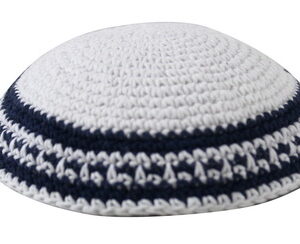 * כיפה סרוגה 17 ס"מ לבן מסביב פס כחול כהה ולבן