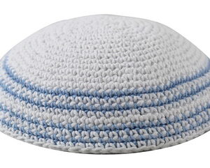 * כיפה סרוגה 17 ס"מ לבן מסביב פסים תכלת