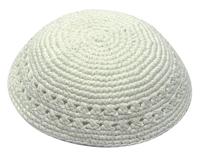 * כיפה סרוגה 17 ס"מ לבן מחורר 1 * כיפה סרוגה 17 ס"מ לבן מחורר