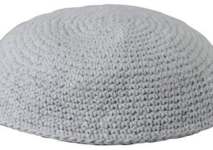  כיפה סרוגה לבנה 15 חוט עבה פס זהב