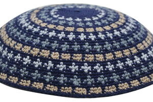  כיפה . 17 ס"מ רקע כחול כהה קישוטים ב