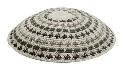 כיפה . 14 ס"מ רקע בז' קישוטים בירוק זית