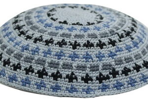   כיפה . 15 ס"מ רקע אפור כהה קישוטים בכחול
