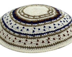 כיפה ד.מ.צ. 18 ס"מ חום בהיר קישוטים בכחול ו