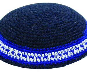 כיפה סרוגה 17 ס"מ כחול כהה מסביב פסים לבן ותכלת