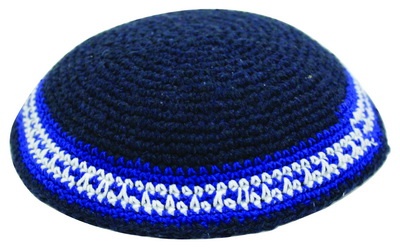  כיפה סרוגה 17 ס"מ כחול כהה מסביב פסים לבן ותכלת