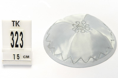 כיפה סטן לבן "מעויינים" 15 ס"מ