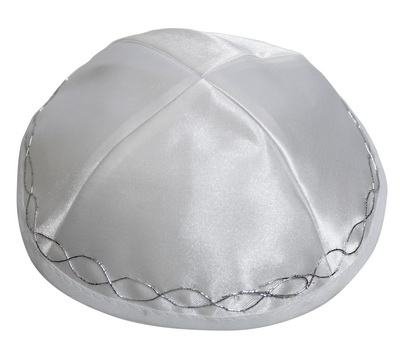 כיפה סטן לבן "עיטורים" 19 ס"מ 1 כיפה סטן לבן "עיטורים" 19 ס"מ