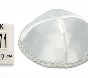 כיפה לבנה סטן פס כסף 20 ס"מ